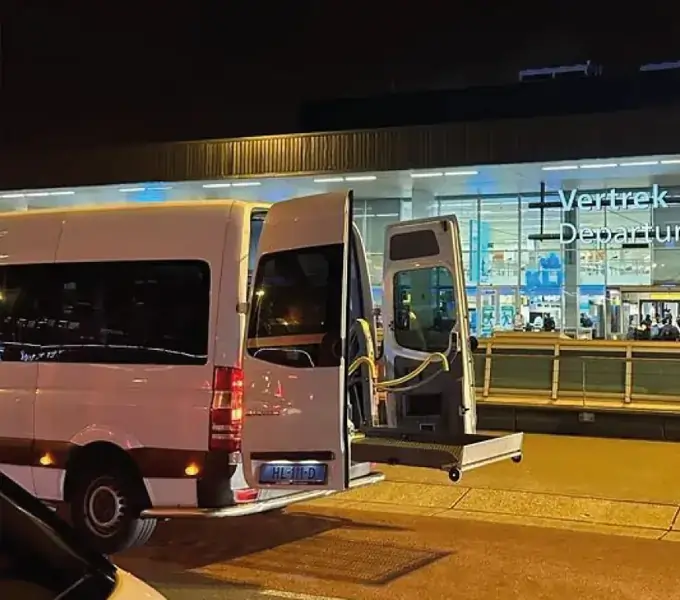 Rolstoelbus bij Schiphol voor reizigers uit Krimpen aan den IJssel